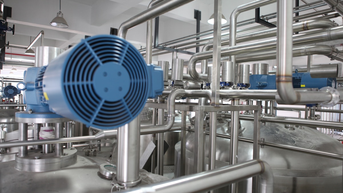 Instalaci&oacute;n industrial iluminada de noche con vigilancia de seguridad activa y protecci&oacute;n perimetral