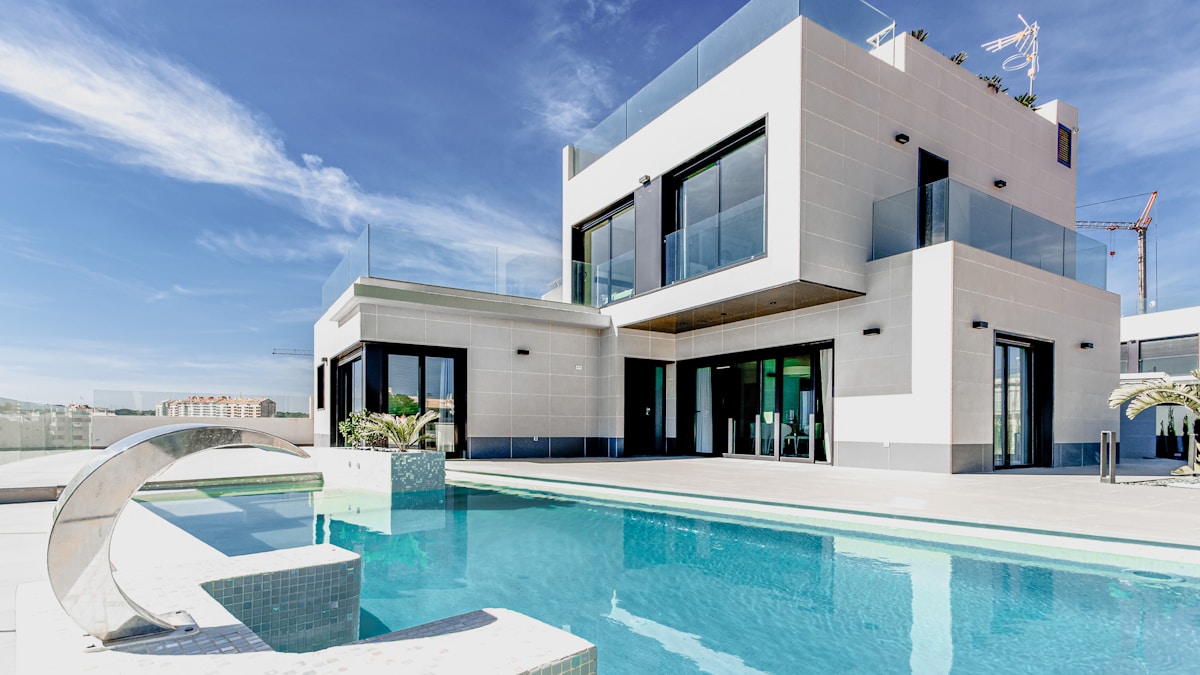 Vivienda moderna con tecnolog&iacute;a de seguridad profesional de Protexium